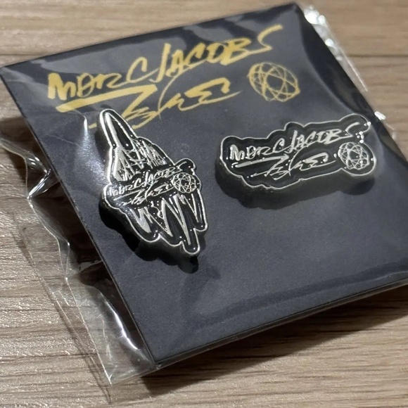 Futura 2000 X Marc Jacobs Anniversary Pin Set - Picture 3 of 3